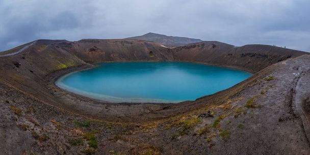 Úžasná přírodní krajina, kráter Viti v krafla caldera, jezero se smaragdově zbarvenou vodou, geotermální sopečná oblast, severní Island, myvatnský region. Scénický panoramatický výhled, venkovní cestovní zázemí - Fotografie, Obrázek