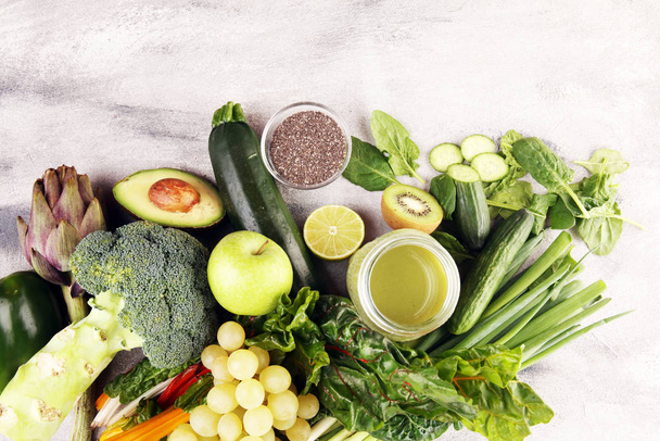 Sağlıklı yeşil smoothie ve malzemeler - detoks ve iyileşmek için diyet - Fotoğraf, Görsel