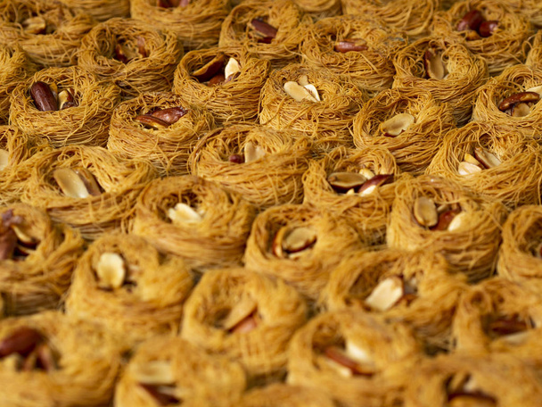 Traditionele snoepjes met noten sluiten stillevens af op een open markt in Tel Aviv, Israël. Selectieve focus met bokeh effect - Foto, afbeelding