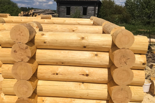 Secagem e montagem de madeira log house em uma base de construção
. - Foto, Imagem