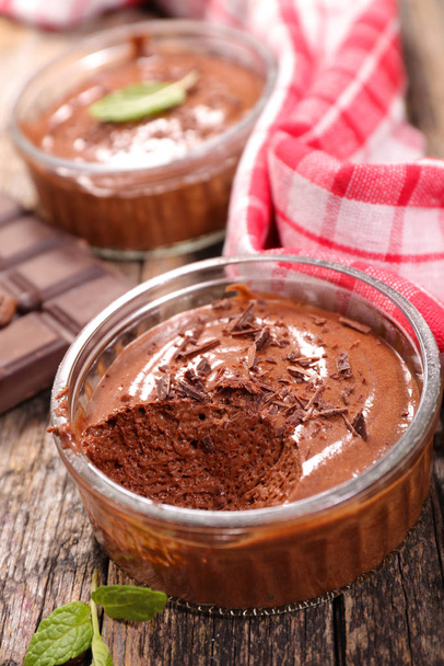 bowl of delicious chocolate mousse - Фото, зображення