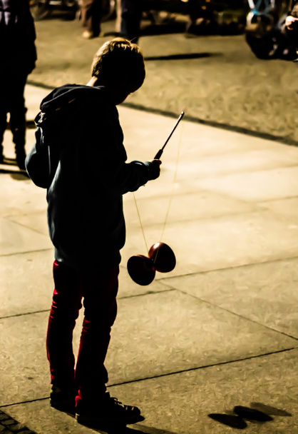 Diabolo oynayan çocuk - Fotoğraf, Görsel