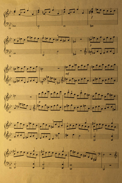 Kompozycja muzyki klasycznej na starej stronie. Melodia symfonii w wieku papieru  - Zdjęcie, obraz