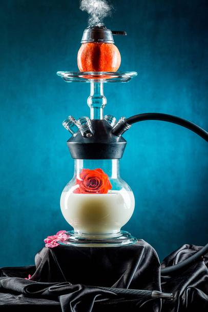 Melk hookah met fruit tegen een donkere achtergrond - Foto, afbeelding