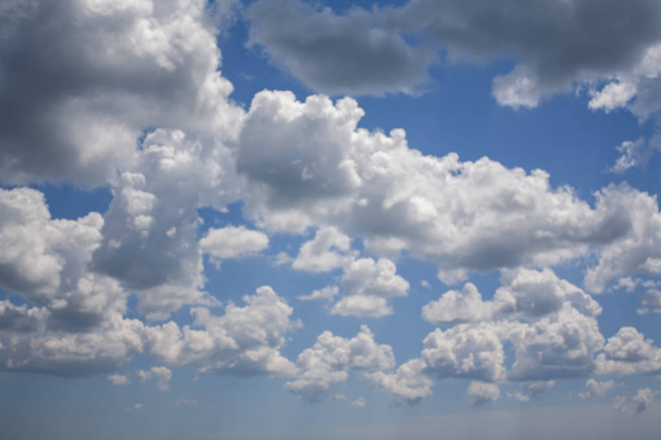 bewolkte dag hemel. cumulus wolken in de lucht. wolken achtergrond - Foto, afbeelding