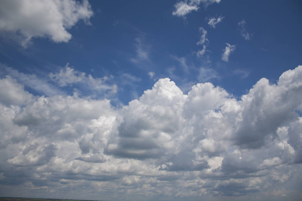Bulutlu bir gün. Gökyüzündeki kümülüs bulutları. - Fotoğraf, Görsel