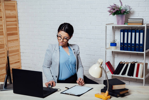 деловая девушка сидит за компьютером в бумажных папках Office
 - Фото, изображение