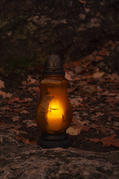 Yerde klasik sokak lambası var. Eski taşınabilir bir lambanın turuncu ışığı.. - Fotoğraf, Görsel