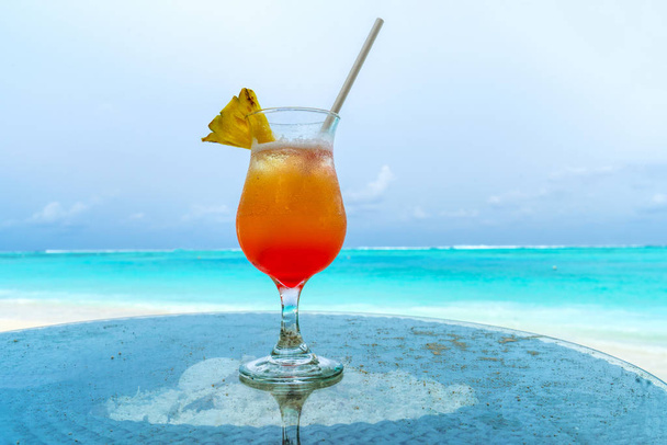 Glass of cocktail is on sandy coral beach, Maldives, The Indian - Foto, imagen