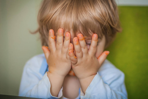 Zavřít - up dítěte při jídle holýma rukama - Fotografie, Obrázek