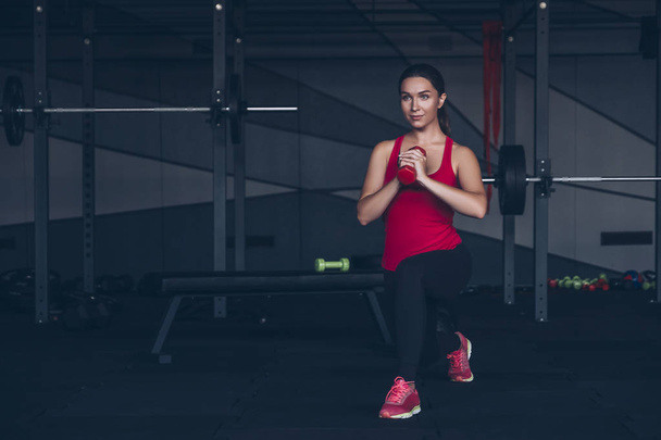 Magro ajuste muscular morena mulher exercício no ginásio, levantamento de peso
 - Foto, Imagem