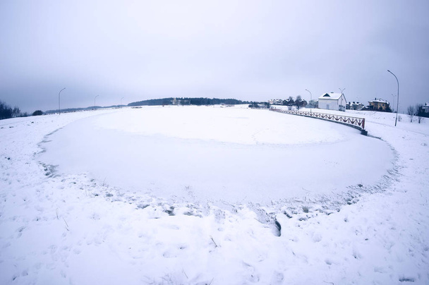 Eis und Schnee auf dem Teich. Winterlandschaft.     - Foto, Bild