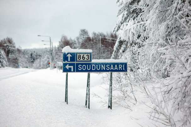 雪に覆われた道路標識フィンランド - 写真・画像
