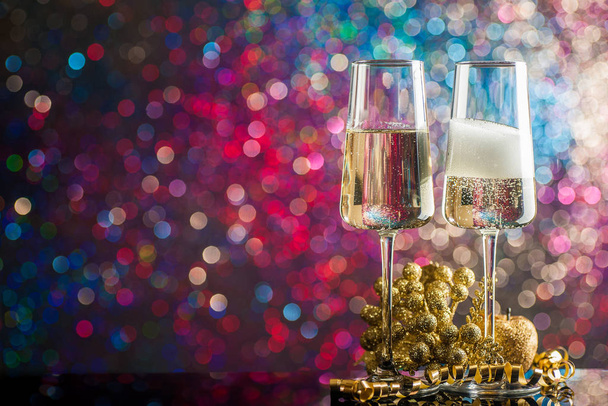 Dwa kieliszki szampana otoczone świątecznymi dekoracjami  - Zdjęcie, obraz