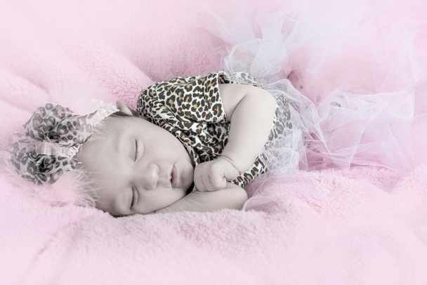Bébé fille endormie portant une impression de saut et un tutu désaturé
 - Photo, image