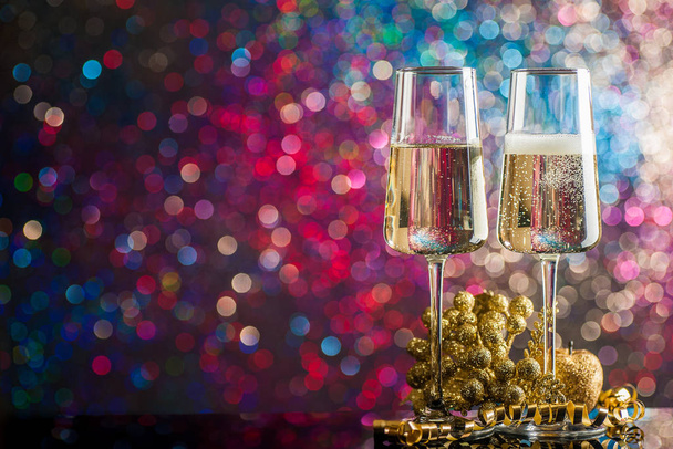 Два бокала шампанского в окружении рождественских украшений
  - Фото, изображение