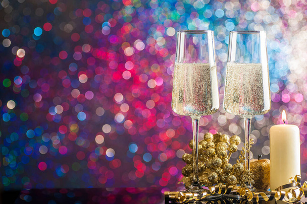 Dvě sklenice šampaňského obklopené vánoční výzdobou na  - Fotografie, Obrázek