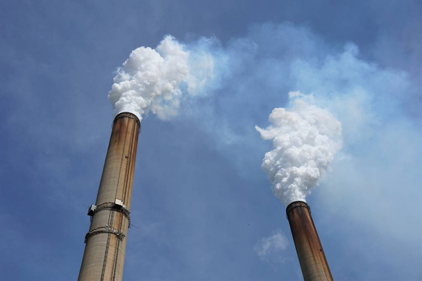 Stos dymu z elektrowni węglowej - Zdjęcie, obraz