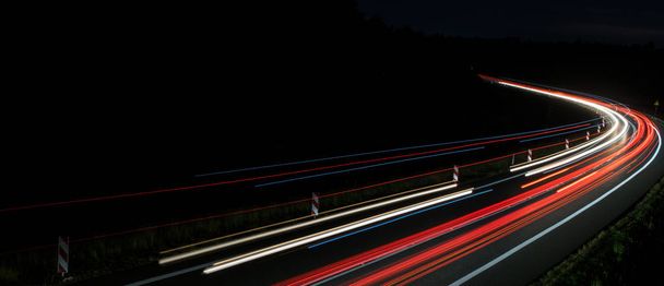 autók fényei éjszaka - Fotó, kép