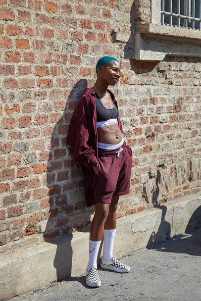 Woman with burgundy outfit and green hair before Ermanno Scervino fashion show, Milan Fashion Week street style  - Foto, Bild