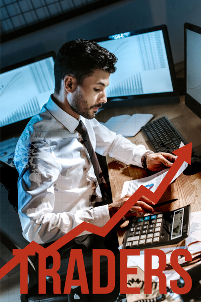 двурасовый человек, использующий калькулятор и держащий графики и графики рядом с буквами торговцев
 - Фото, изображение