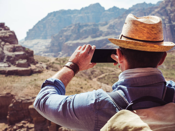 Handsome man, exploring the sights of of Petra - Foto, Bild