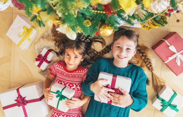 Niños cerca del árbol de Navidad. Enfoque selectivo
. - Foto, imagen