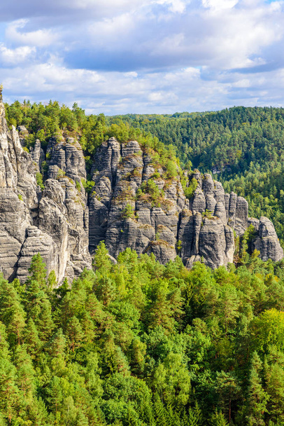 Bastei Rocks in Swiss Saxony, beautiful landscape scenery around the ruins of Neurathen Castle, Elbe Sandstone Mountains in Saxon Switzerland, Germany, Europe. - Foto, Imagen