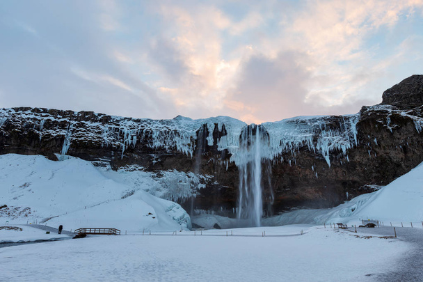 Ісландія seljalandsfoss waterfall, winter in Iceland, seljalandsfoss waterfall in winter - Фото, зображення