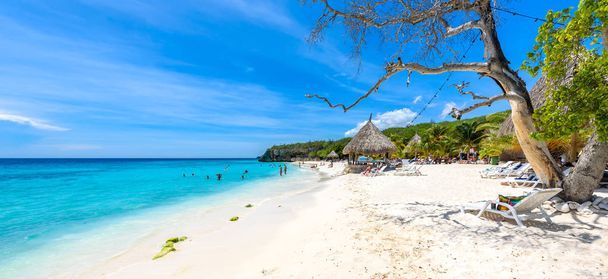 Playa de Cas Abao - paradisíaca playa de arena blanca con cielo azul y aguas cristalinas azules en Curazao, Antillas Holandesas, una isla tropical del Caribe
 - Foto, imagen
