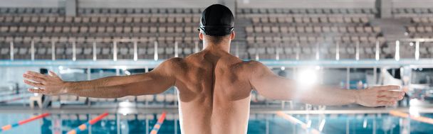 panoramiczne ujęcie pływaka stojącego wyciągniętymi rękami  - Zdjęcie, obraz
