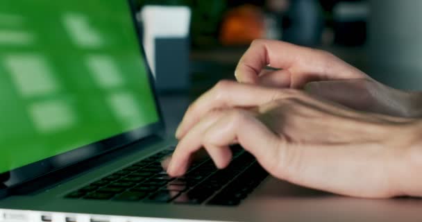 Las manos femeninas tecleando teclado portátil y tocando touchpad. Mujer trabajando con cuaderno. Manos cerca de la vista
 - Metraje, vídeo