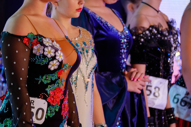 Dziewczyny w sukniach balowych na konkursie tańca - Zdjęcie, obraz