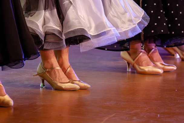 Дівчата в бальних сукнях на танцювальному конкурсі
 - Фото, зображення