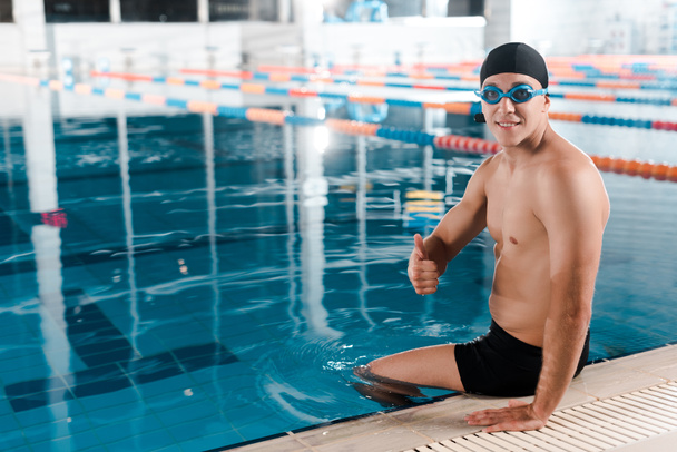 alegre nadador en gafas mostrando el pulgar hacia arriba
  - Foto, Imagen