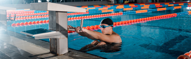 tiro panorâmico de belo nadador exercitando na piscina
  - Foto, Imagem