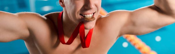 tiro panorámico de nadador feliz con medalla de oro en los dientes
  - Foto, Imagen