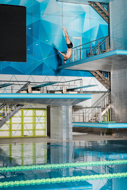 пловец в плавках прыгает в бассейн
  - Фото, изображение