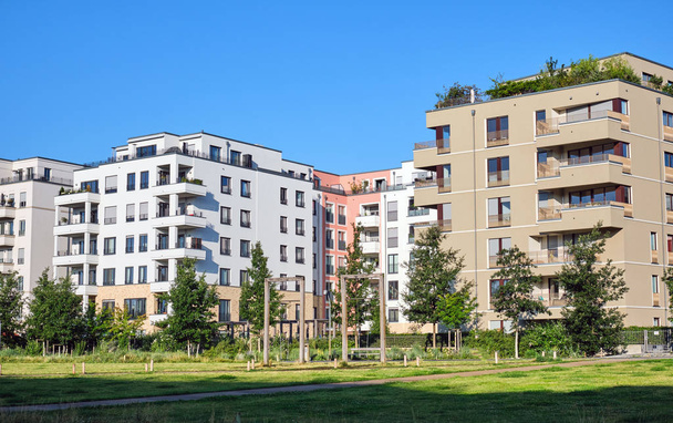 ベルリン、ドイツで見られる緑の公園を持つ近代的なアパート - 写真・画像