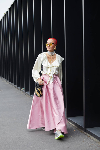 Woman with long, pink skirt and red hair before Gucci fashion show, Milan Fashion Week street style  - Φωτογραφία, εικόνα