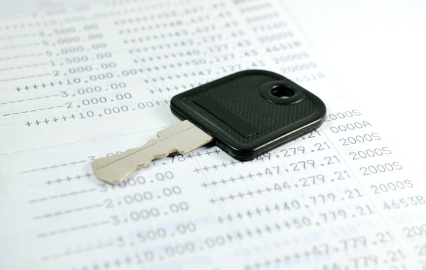 A key on account passbook - Zdjęcie, obraz