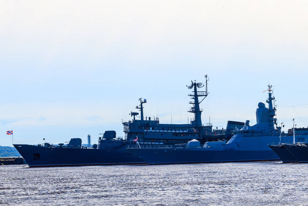 Buques de guerra de una marina de Rusia en una bahía de Kronstadt - Foto, imagen