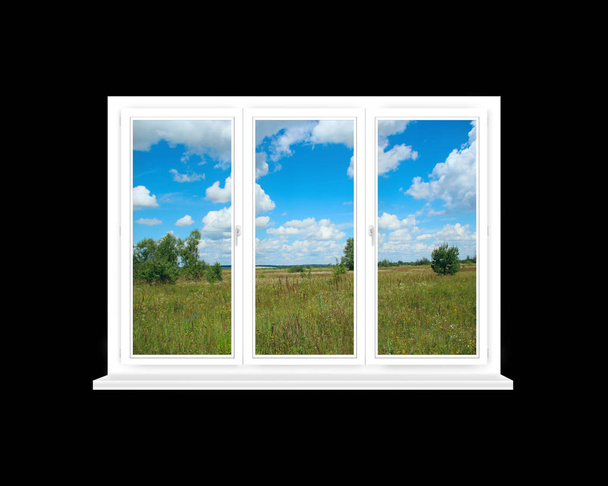 Fenster isoliert auf schwarzem Hintergrund mit Blick auf das Sommerfeld. ländliche Sicht - Foto, Bild