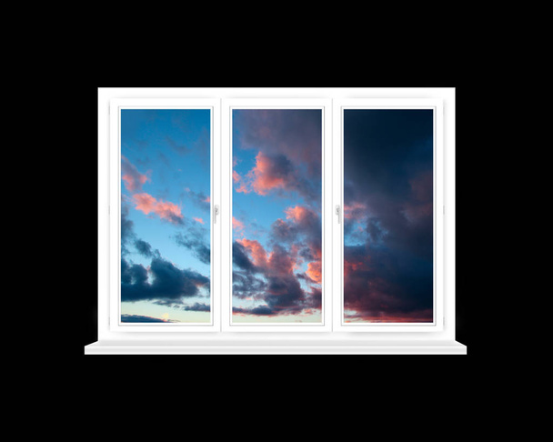 Ventana blanca con puesta de sol más allá aislada sobre fondo negro. Vista desde la ventana del hogar
 - Foto, Imagen