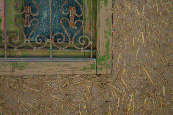 Finestra verde in adobe parete facciata
 - Foto, immagini
