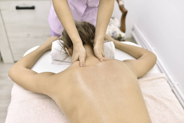 jonge vrouw in de massagesalon - Foto, afbeelding