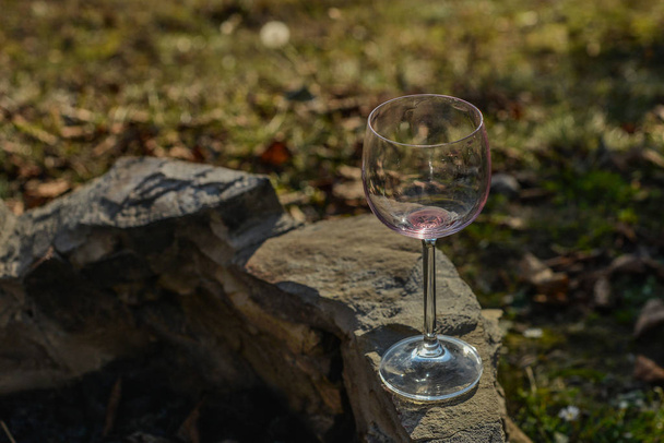  copa de vino sobre fondo de piedra
 - Foto, Imagen
