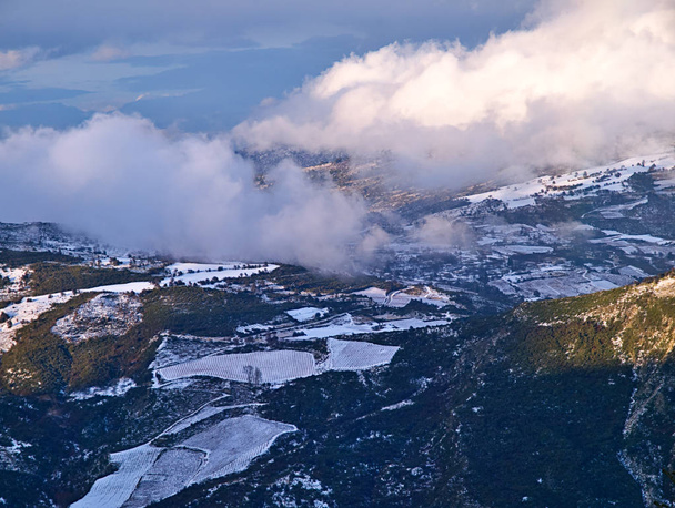 Piękny śnieg pokryte pole i góry pod pochmurnym niebem w - Zdjęcie, obraz