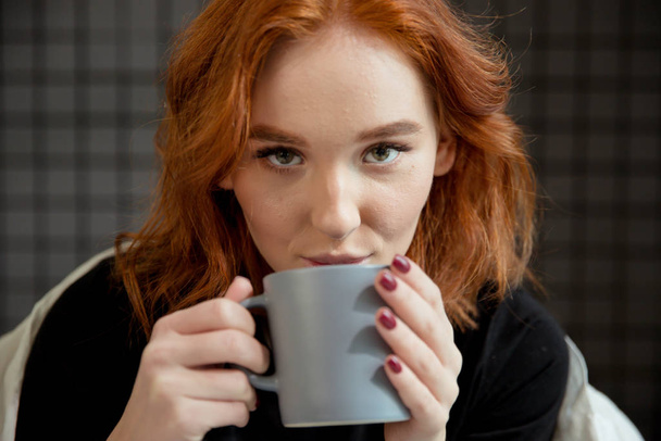 Stylish woman with an aromatic coffee in hands - Zdjęcie, obraz