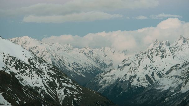 Snowy mountain peaks beautiful landscape - Фото, зображення